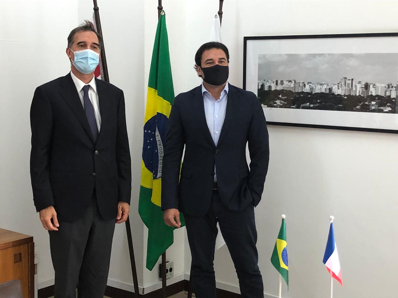 O Secretário de Relações Internacionais, Luiz Alvaro, e o Novo Cônsul da França lado a lado.